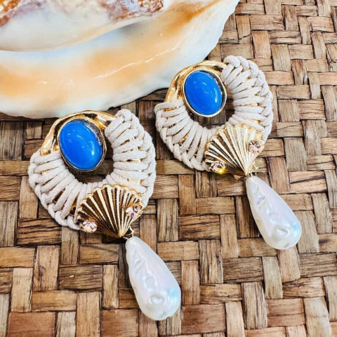 Brinco de macramê com pedra azul e gota de pérola