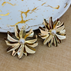Brinco flor pontas dourada