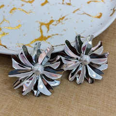 Brinco flor pontas prateado