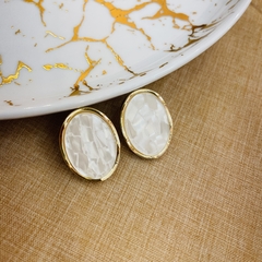 Brinco madrepérola oval dourado