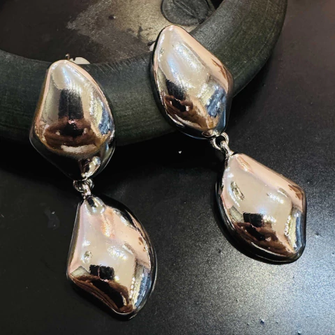 Brinco organico com pingentes prateado