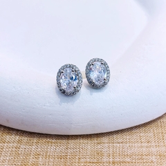 Brinco oval cravejado com zirconias em ródio branco