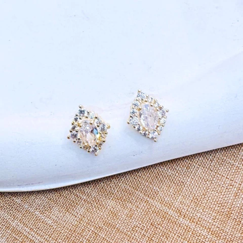 Brinco oval pequeno com zirconias em ouro 18kl - comprar online