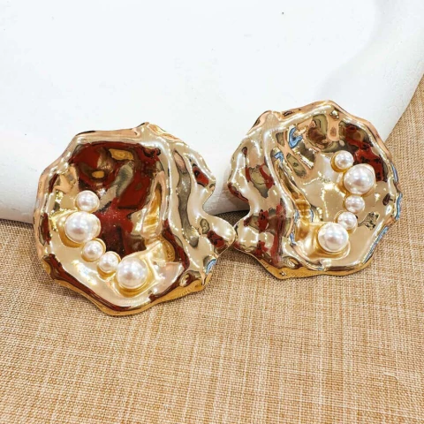 Brincos organico com mini pérolas dourado