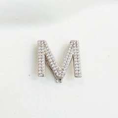 Berloque Charm Letra M cravejada