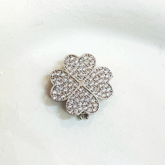 Berloque Charm Trevo cravejado com zirconias