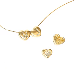 Colar de 4 corações com letra ou cravejado de zirconias na internet