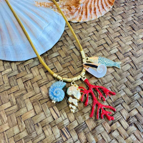 Colar de cordão ocre regulável com pingentes do mar dourados - comprar online