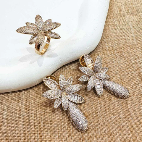 Conjunto de anel e brincos de flor com zirconias e baguetes cristal - comprar online