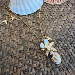 Gravatinha com estrela do mar e conchas dourada - comprar online