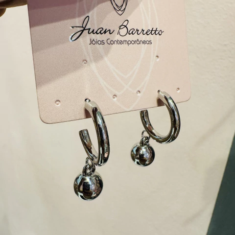 Argola pequena com pingente de bola prateada