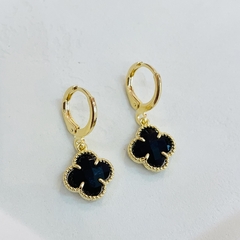 Argola de trevo preto dourado