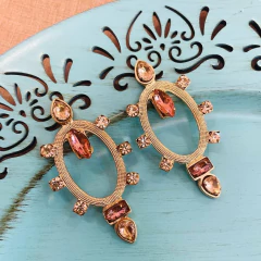 Brinco arco dourado com pedras em tom dourado - comprar online