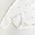 Saída maternidade tricot branca poá azul - loja online