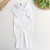 Conjunto tricot branco - jardineira poás