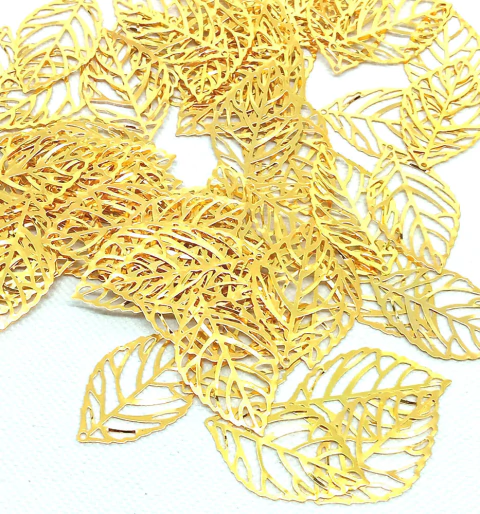 Folha de Metel Filigrana Dourada Pacote com 50 peças para Montagem de Bijuterias
