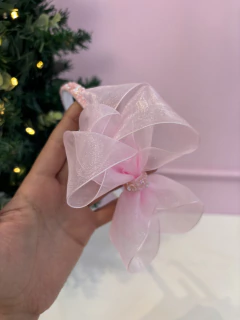 Tiara Laço Organza Com Cristais e Flores 3D Sofia Rosa Bebê - comprar online