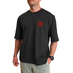 Remera Oversize Logo Rojo (Negra) en internet