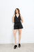Mujer vistiendo un conjunto de top y short negro Short Plain, parte de la categoría Lo nuevo y Pantalones