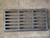 GRELHA LINEAR SIMPLES 50X100X6 DE FERRO FUNDIDO COM CAIXILHO na internet