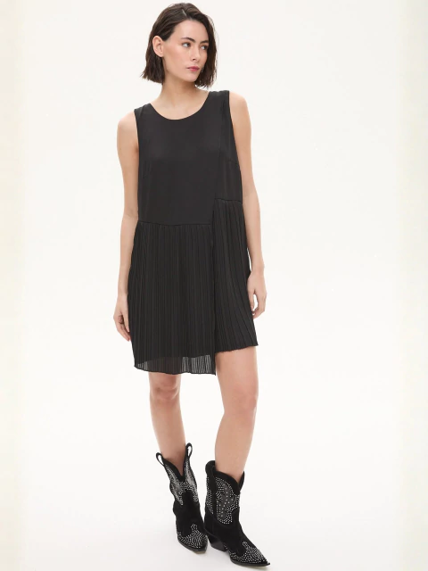 VESTIDO CORTO DE CREPE PLISADO (4820001)