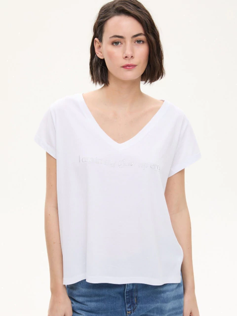 REMERA ESCOTE V C/ESTAMPA Y HOTFIX (4800017)