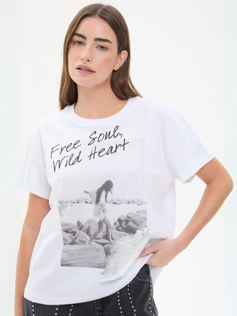 REMERA CON ESTAMPA Y FOIL FREE SOUL (4800004)