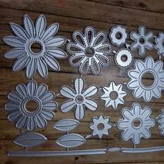 DIE / TROQUEL - SET DE 18 FLORES, 4 HOJAS Y 2 TALLOS - margaritas y mas - tienda online