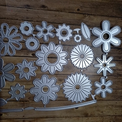 DIE / TROQUEL - SET DE 18 FLORES, 4 HOJAS Y 2 TALLOS - margaritas y mas en internet