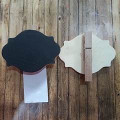 BROCHES CON BASE DE MADERA Y CHALKBOARD - 2 UNID -