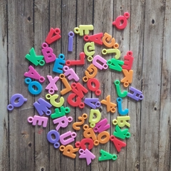Dijes plàstico de colores - DISEÑO LETRAS MAYUSCULAS ( x 50 unidades) - comprar online