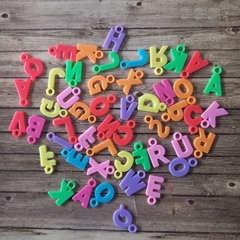 Dijes plàstico de colores - DISEÑO LETRAS MAYUSCULAS ( x 50 unidades)