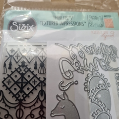 DIE /TROQUEL - SET LLAMA Y MAS - MAS CARPETA DE EMBOSSING - THINL SIZZIXITS - Scrap Pilar