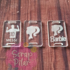 HERRAMIENTA - ACRILICO DECORADO PASA CINTA PARA ELASTICO DE AGENDA - X UNIDAD