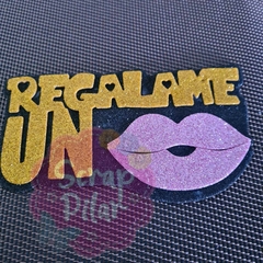 DIE /TROQUEL -TEXTO CON BASE REGALAME UN BESO - TEXTO Y BOCA -PALABRA CARTEL - comprar online