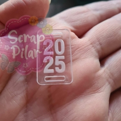 HERRAMIENTA - ACRILICO 2025 PASA CINTA PARA ELASTICO DE AGENDA - X UNIDAD en internet