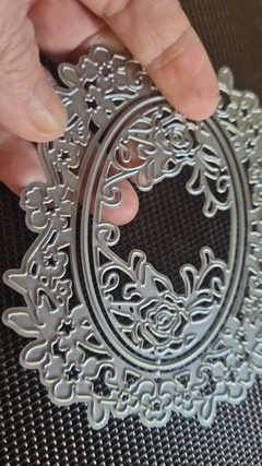 DIE /TROQUEL - MARCO LABRADO CON ROSAS Y FLORES - OVALO CON BORDE DECORADO - DIVINO MODELO - tienda online