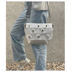 Cartera Kioto. Cartera Urbana con solapa y Ojales Metálicos en internet