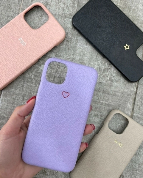 Case Simil Cuero Personalizada con Grabado Corazon