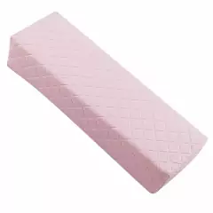 Almofada quadrada rosa bebê para apoio de mão em manicure, com textura diagonal.