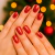 Unhas pintadas com esmalte vermelho cintilante em fundo desfocado com luzes de Natal
