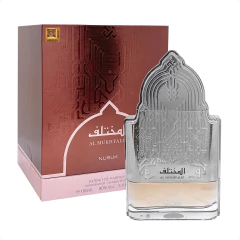 Perfume feminino Al Mukhtalif EDP 100ml com frasco translúcido decorado e embalagem marrom com detalhes dourados