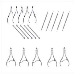 Conjunto de cinco alicates, cinco espátulas e cinco palitos para cuidados das unhas.