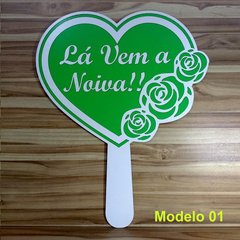 Placa Casamento lá vem a noiva colorida 26x34 cm modelo 1