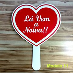 Placa Casamento lá vem a noiva colorida 26x34 cm modelo 11