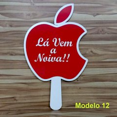 Placa Casamento lá vem a noiva colorida 26x34 cm modelo 12