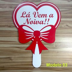 Placa Casamento lá vem a noiva colorida 26x34 cm modelo 3 - comprar online