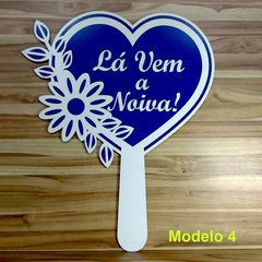 Placa Casamento lá vem a noiva colorida 26x34 cm modelo 4