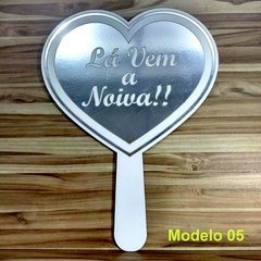 Placa Casamento lá vem a noiva colorida 26x34 cm modelo 5 - comprar online