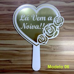 Placa Casamento lá vem a noiva colorida 26x34 cm modelo 6